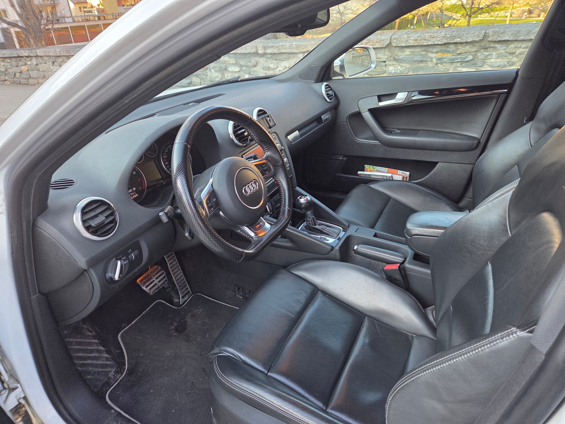AUDI 2.5 T FSI quattro S-Tronic-image-4