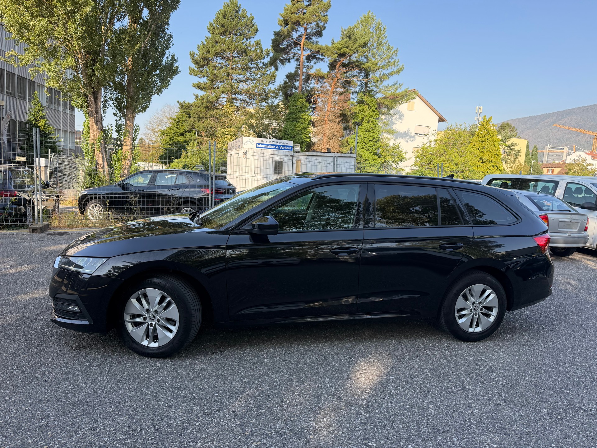 SKODA Octavia Combi 2.0 TDI DSG Ambition 4x4 * Gr. Navi * LED * PDC V&H ** Tempomat * Frisch Ab MFK-image-9