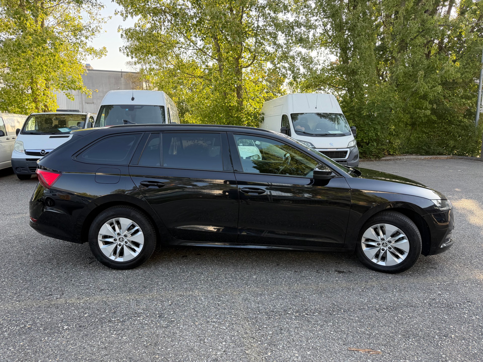 SKODA Octavia Combi 2.0 TDI DSG Ambition 4x4 * Gr. Navi * LED * PDC V&H ** Tempomat * Frisch Ab MFK-image-10