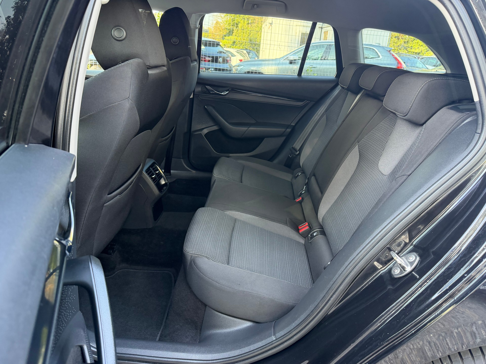 SKODA Octavia Combi 2.0 TDI DSG Ambition 4x4 * Gr. Navi * LED * PDC V&H ** Tempomat * Frisch Ab MFK-image-2
