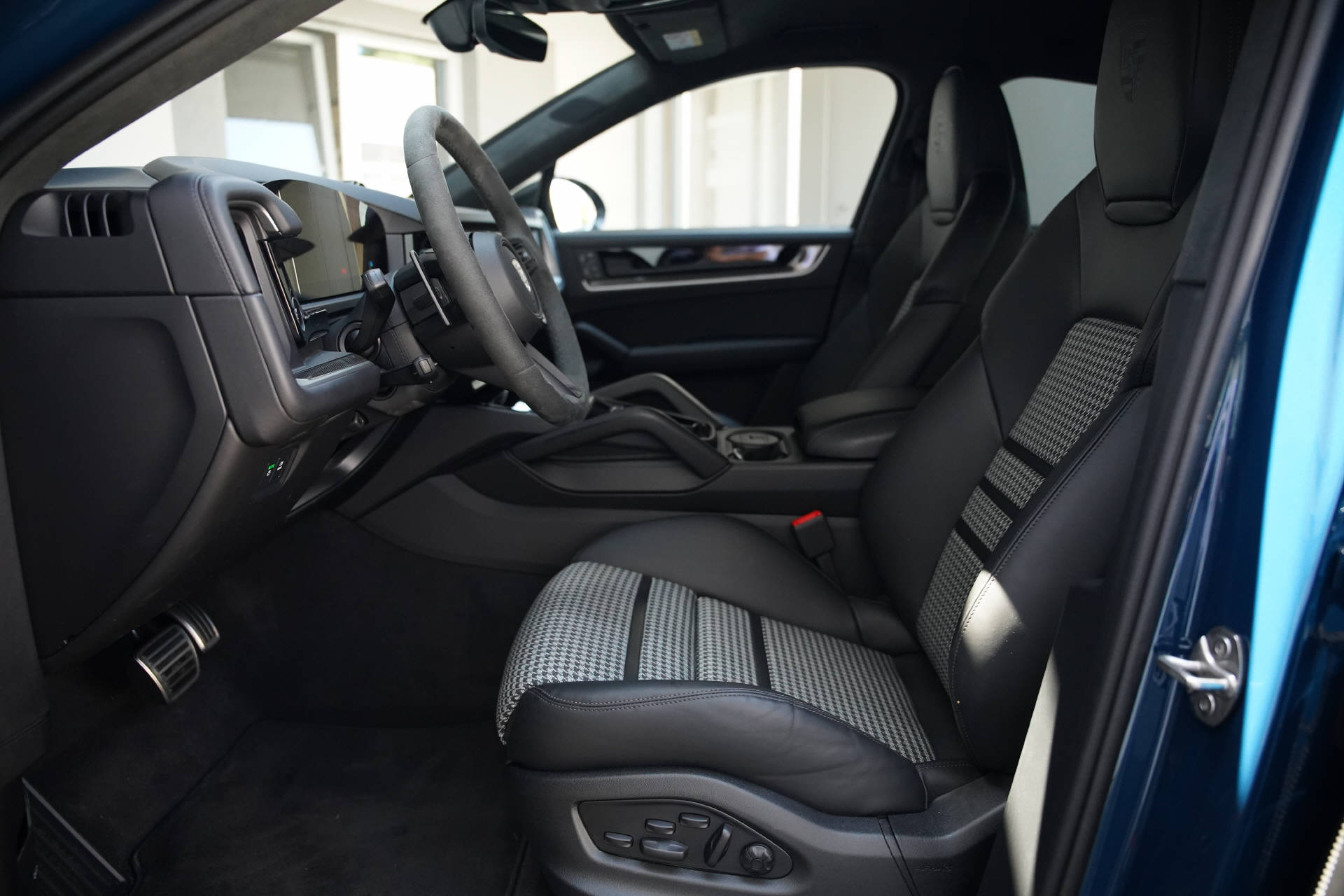 PORSCHE Cayenne Turbo E-Hybrid Coupé-image-7