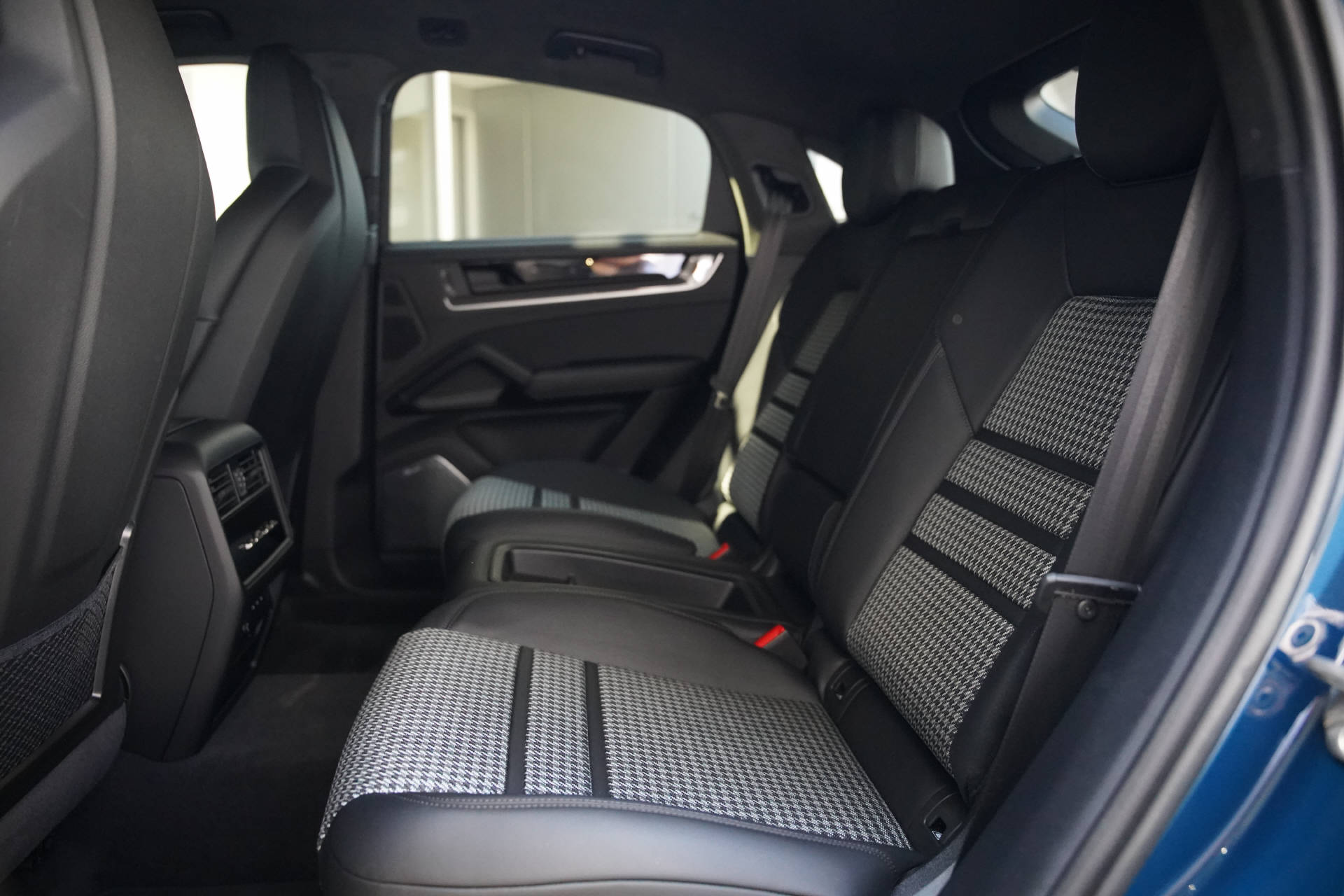 PORSCHE Cayenne Turbo E-Hybrid Coupé-image-10