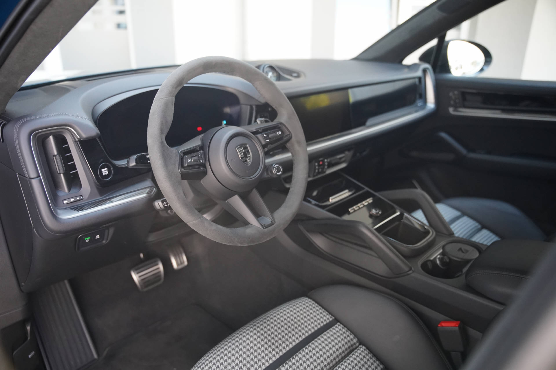 PORSCHE Cayenne Turbo E-Hybrid Coupé-image-6