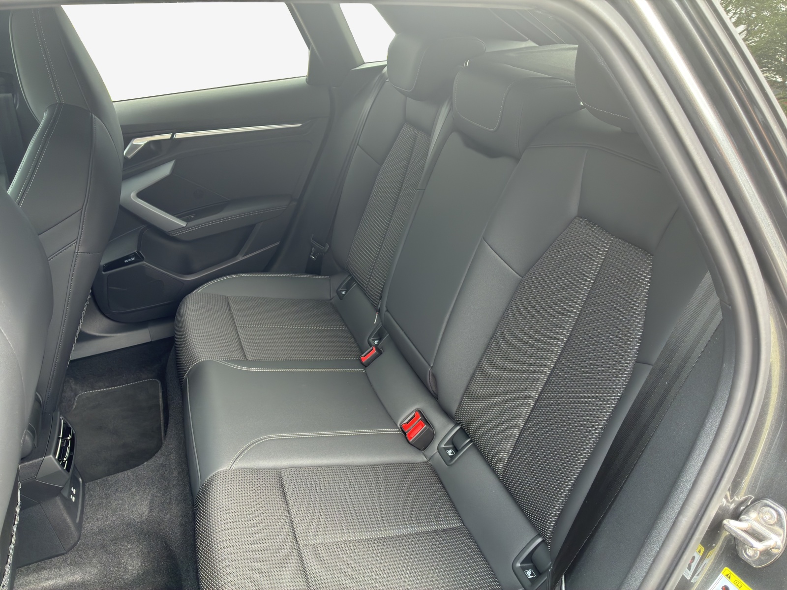 AUDI A3 Sportback TFSI 150 kW quattro S line S tronic-image-11