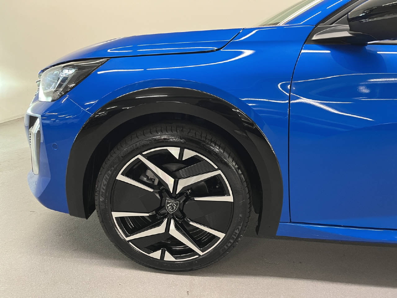PEUGEOT 208 1.2 Hybrid Allure-image-6