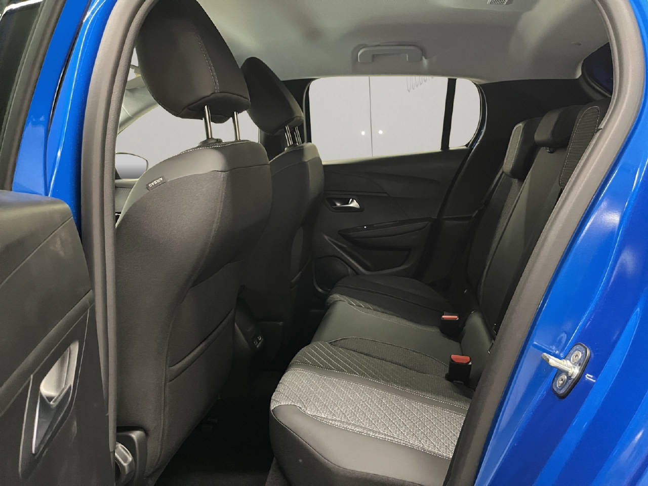 PEUGEOT 208 1.2 Hybrid Allure-image-14