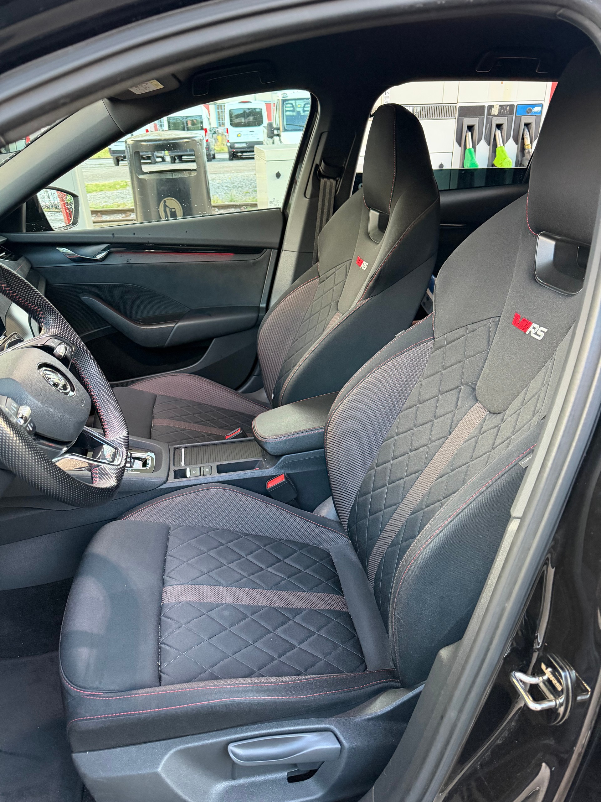 SKODA Octavia Combi 2.0 TDI DSG RS-image-4