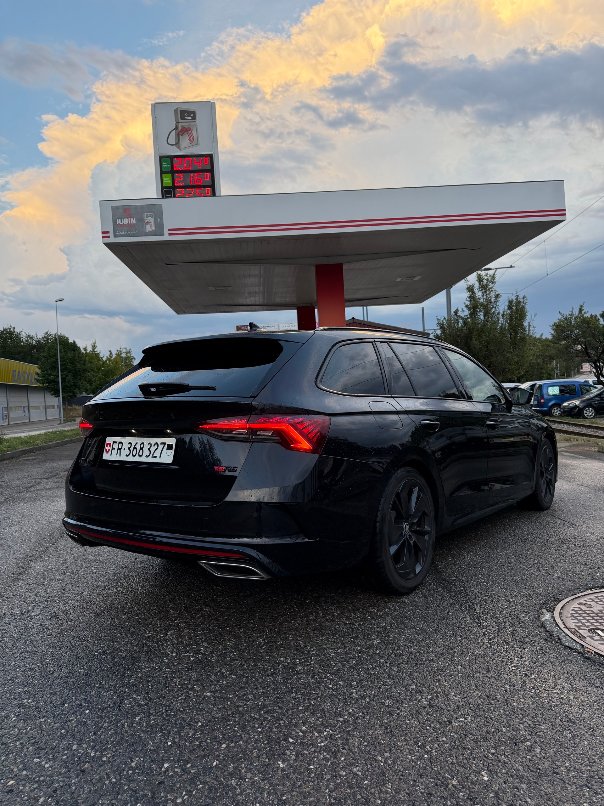 SKODA Octavia Combi 2.0 TDI DSG RS-image-2