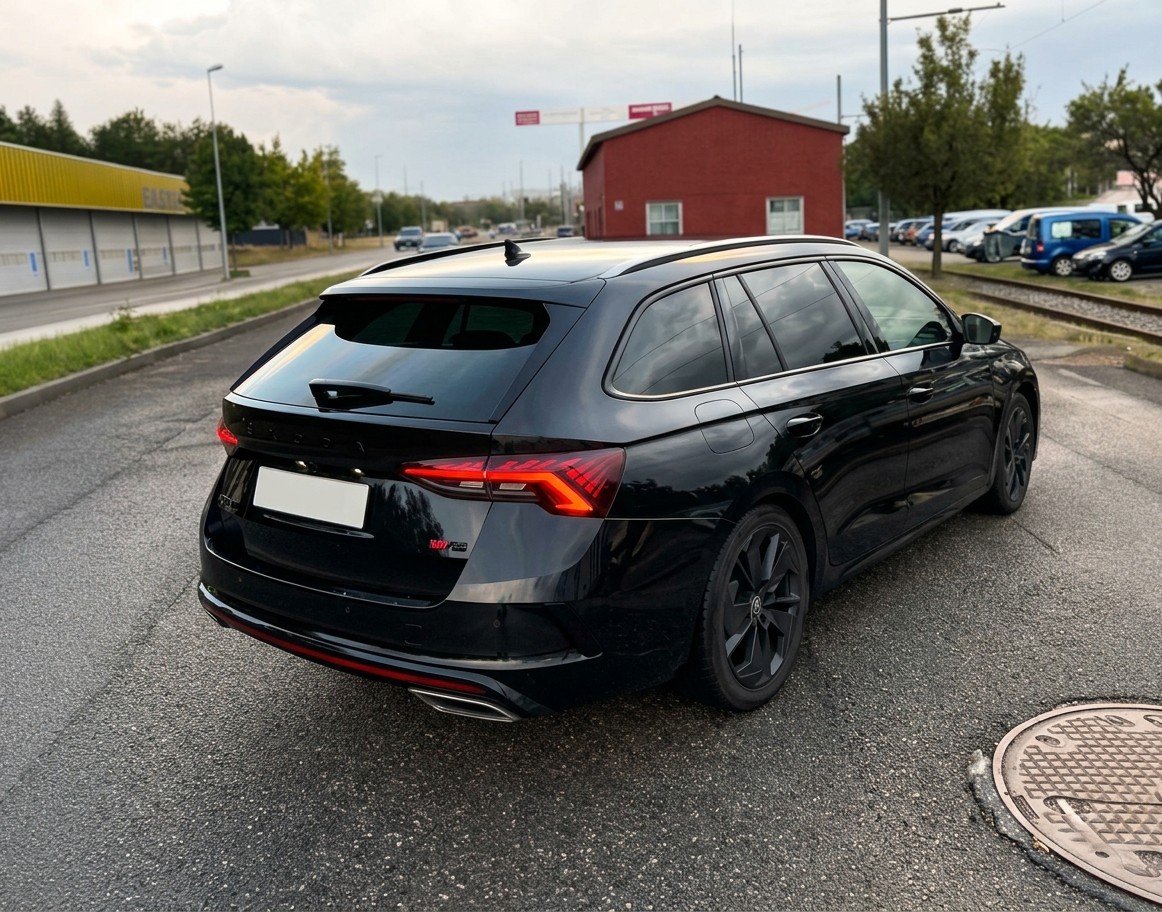 SKODA Octavia Combi 2.0 TDI DSG RS-image-1