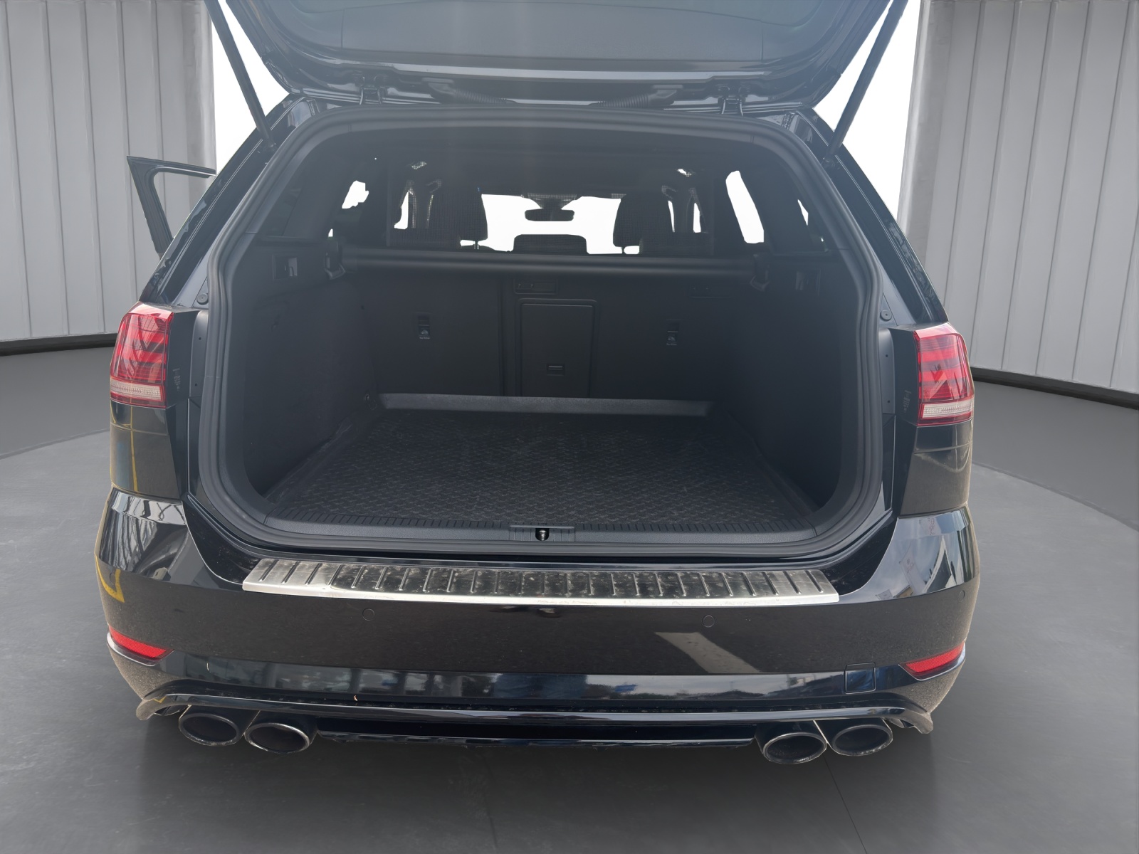 VW Golf Variant 2.0 TSI R 4Motion DSG-image-13