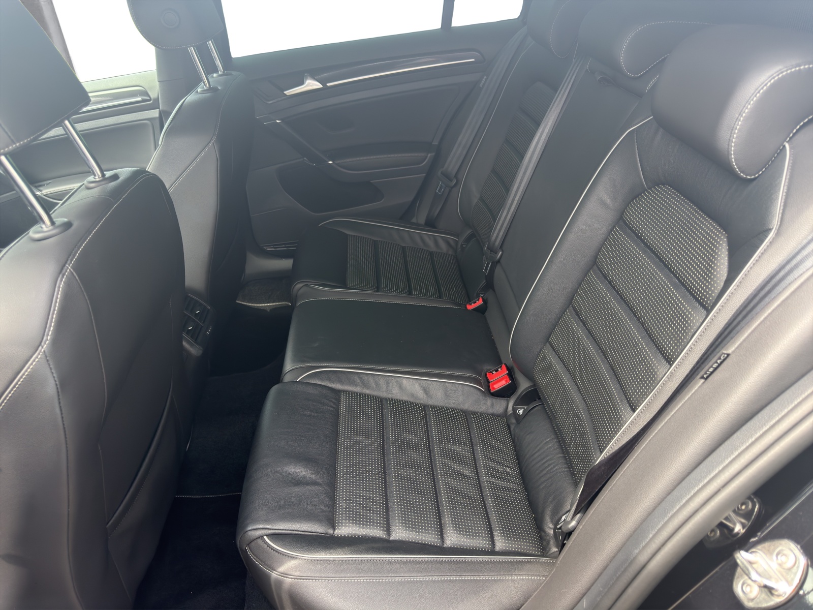 VW Golf Variant 2.0 TSI R 4Motion DSG-image-10