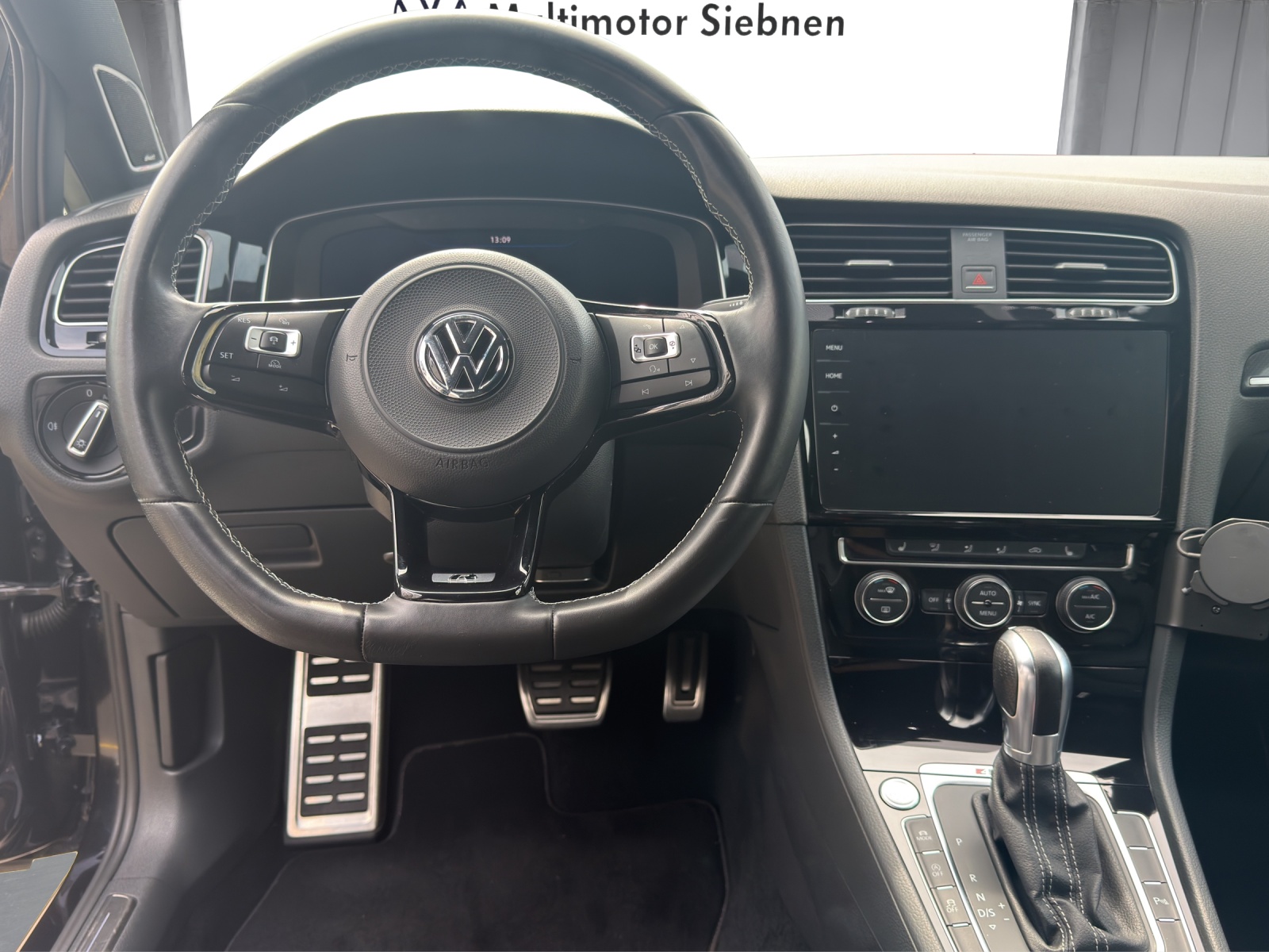 VW Golf Variant 2.0 TSI R 4Motion DSG-image-11