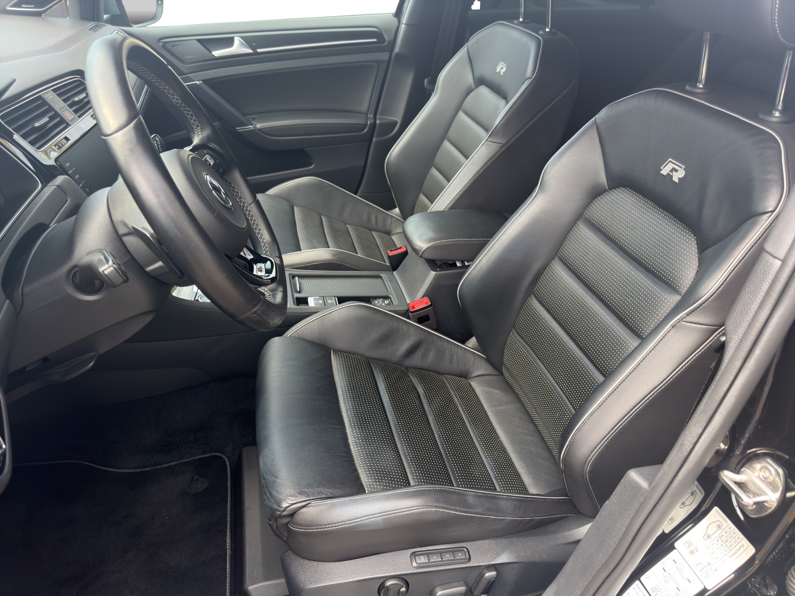 VW Golf Variant 2.0 TSI R 4Motion DSG-image-9