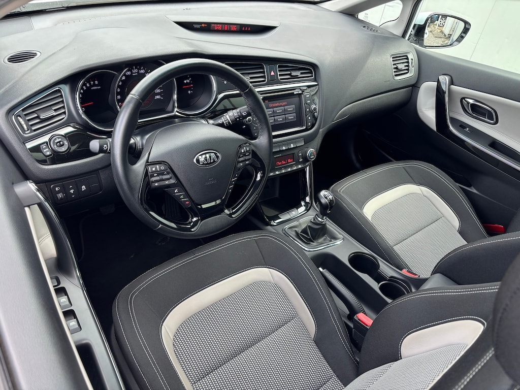 KIA Cee'd Sportswagon 1.6 GDi FiFa Wolrd Cup Edition-image-9