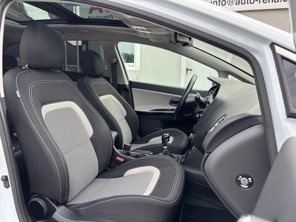 KIA Cee'd Sportswagon 1.6 GDi FiFa Wolrd Cup Edition-image-8