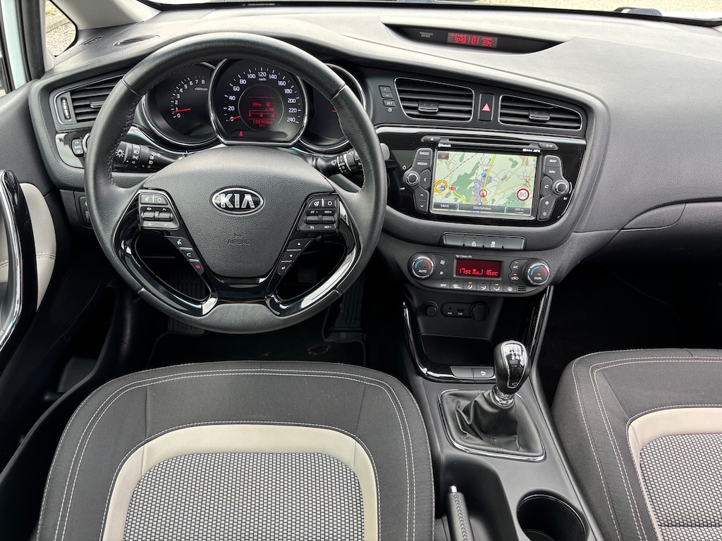 KIA Cee'd Sportswagon 1.6 GDi FiFa Wolrd Cup Edition-image-10