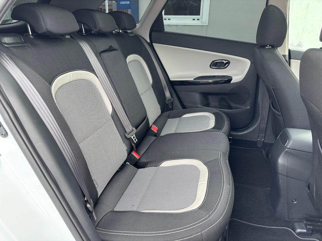 KIA Cee'd Sportswagon 1.6 GDi FiFa Wolrd Cup Edition-image-13