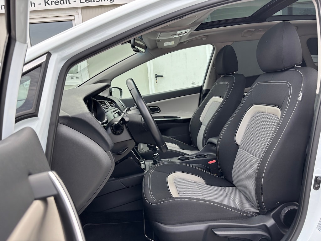 KIA Cee'd Sportswagon 1.6 GDi FiFa Wolrd Cup Edition-image-7