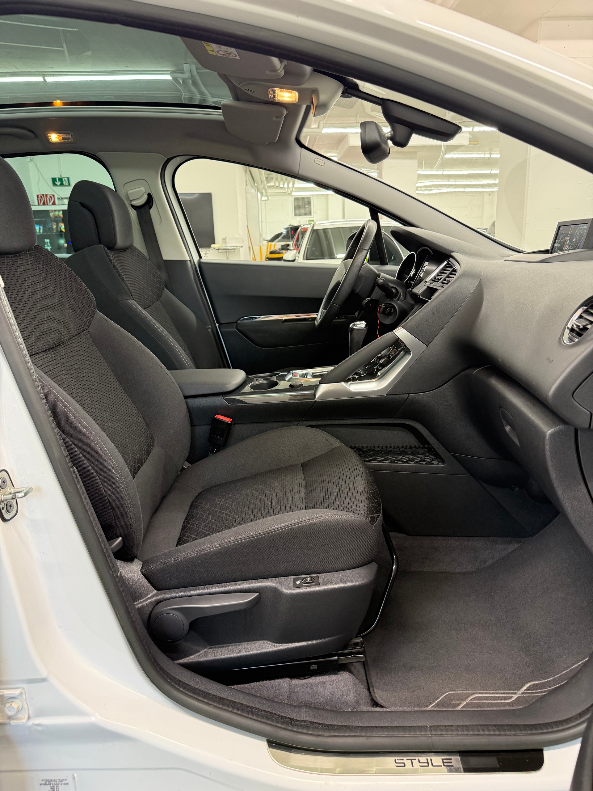 PEUGEOT 3008 1.6 16V T Style Tiptronic-image-23
