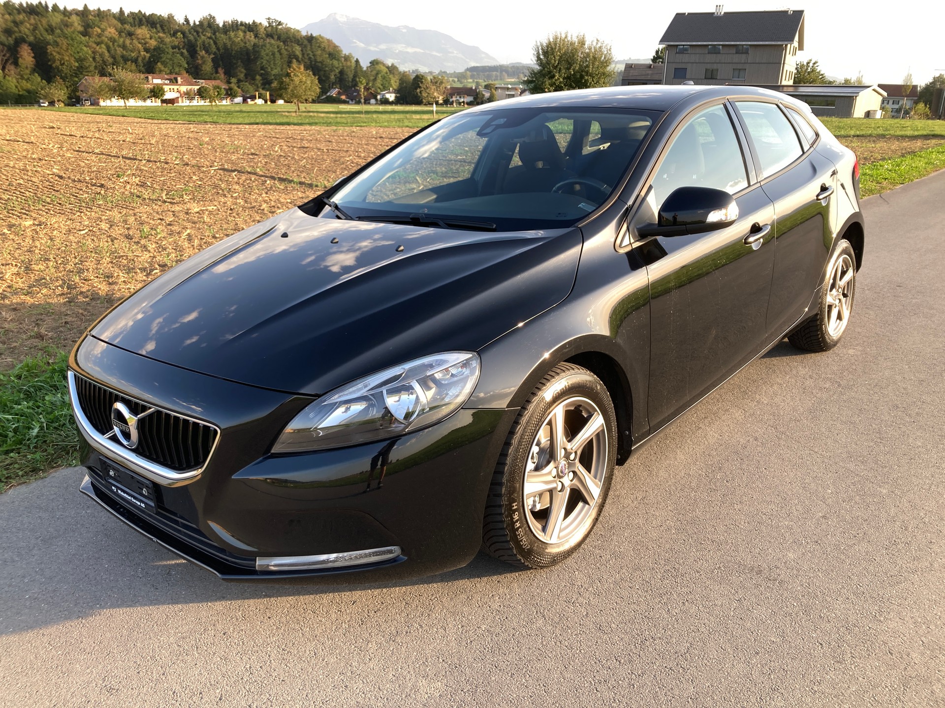 VOLVO V40 D2-image-0