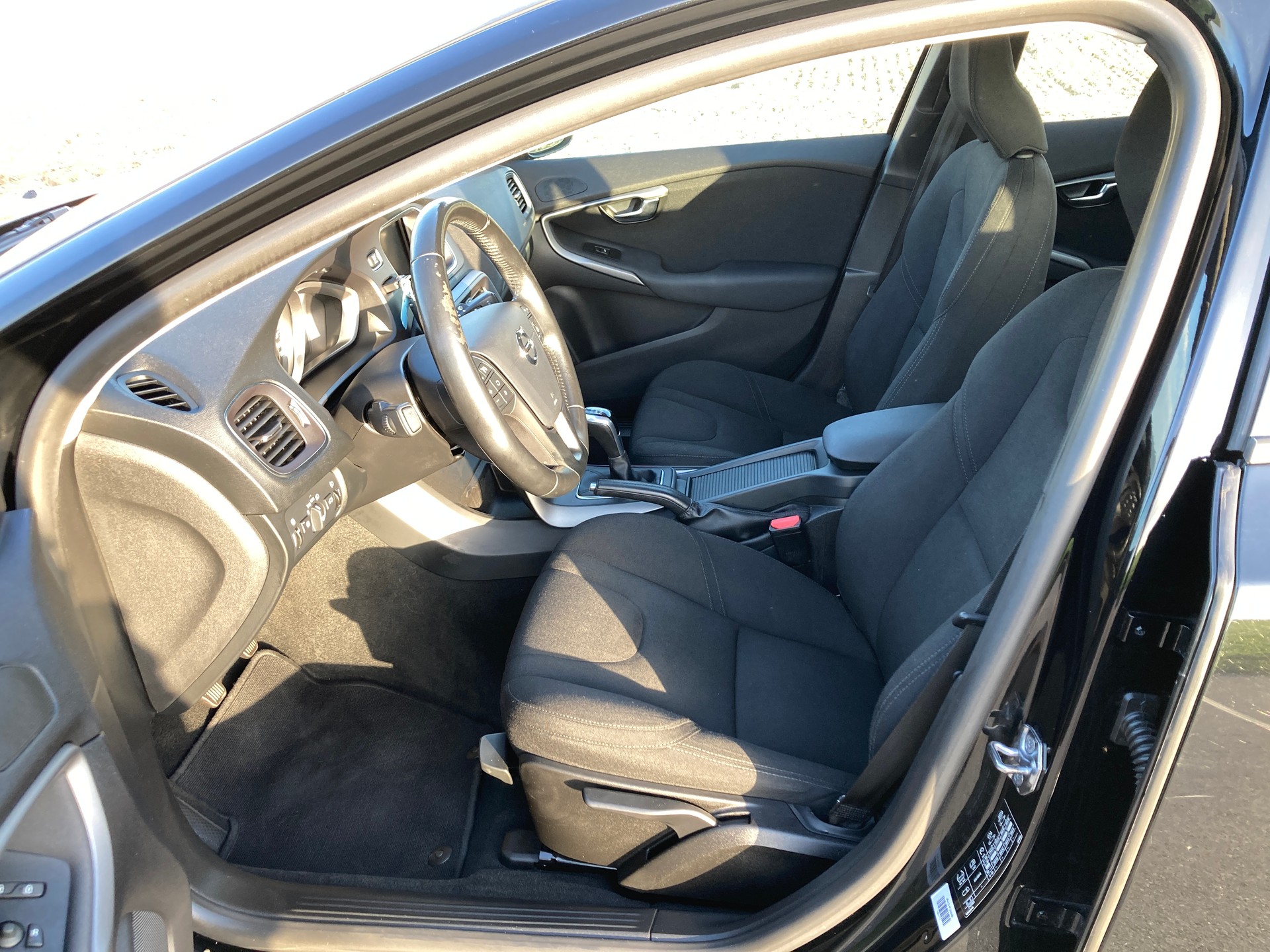 VOLVO V40 D2-image-8
