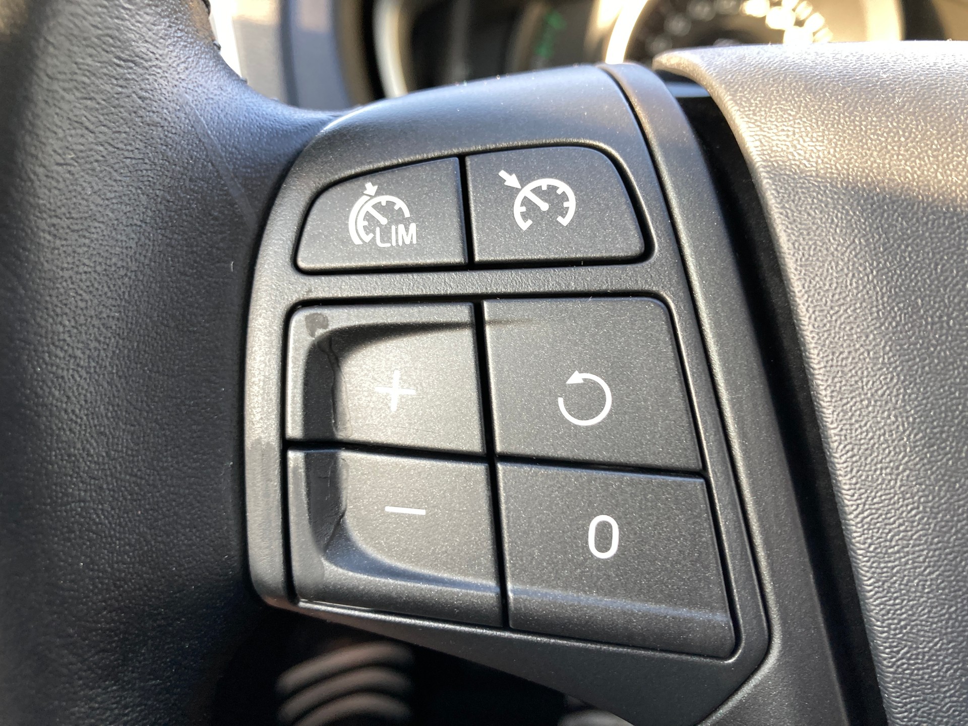 VOLVO V40 D2-image-10