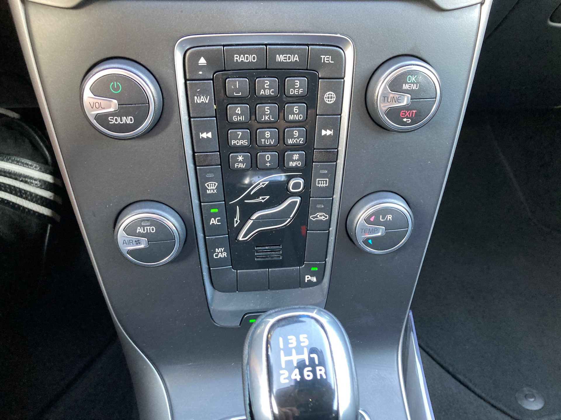 VOLVO V40 D2-image-11