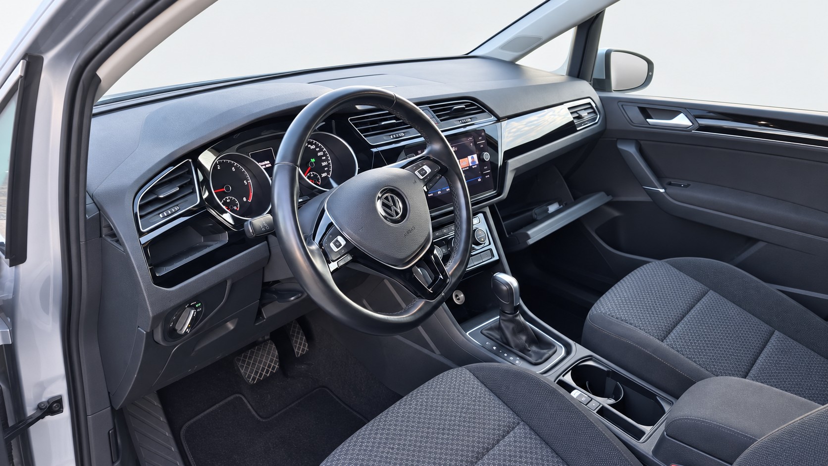 VW Touran 2.0 TDI BlueMotion Technology Comfortline DSG ** Frisch ab MFK & Service ** Anhängerkupplung ** Standheizung ** ACC **-image-2