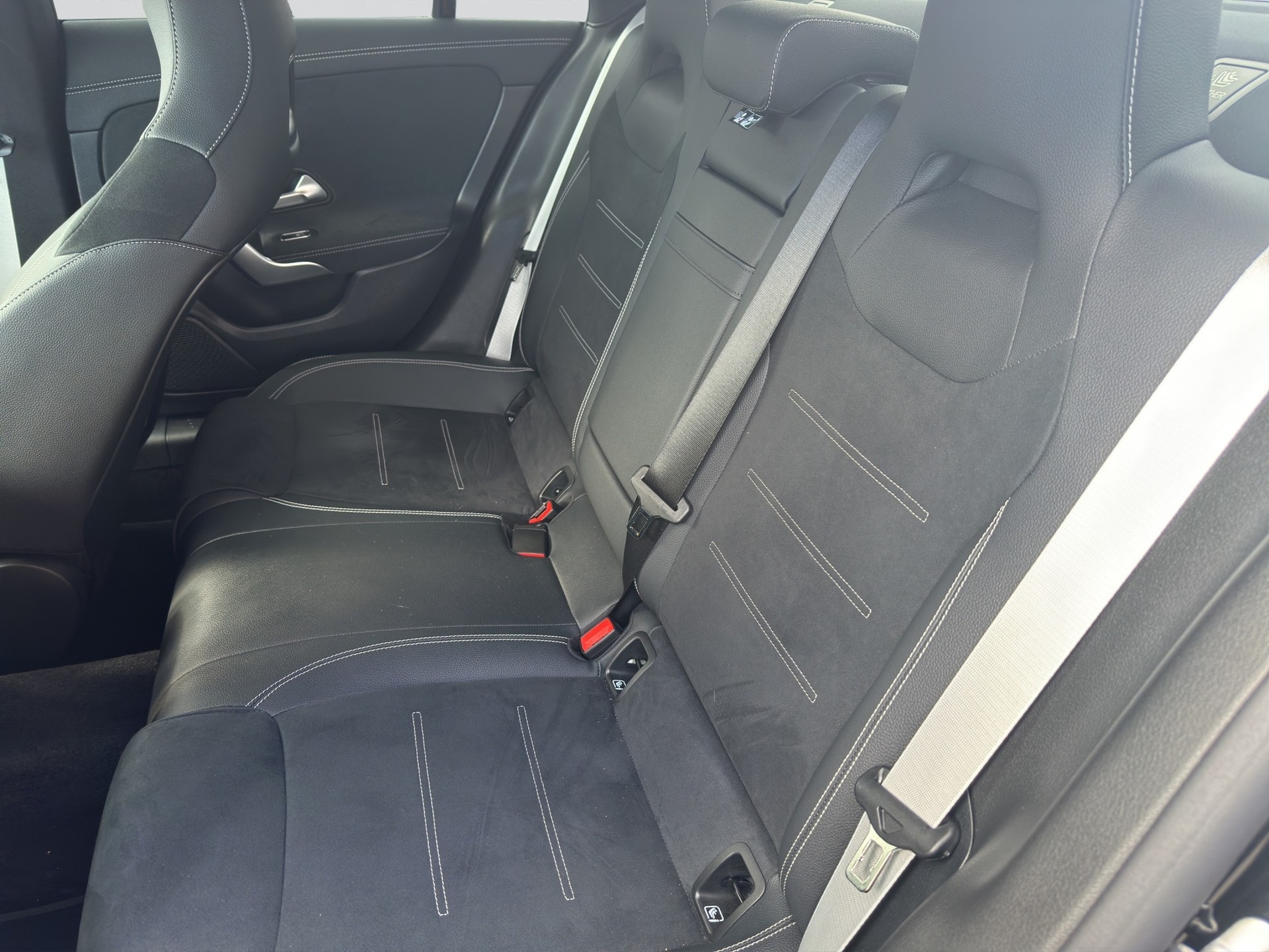MERCEDES-BENZ CLA 200 d AMG Line Night 8G-DCT-image-7