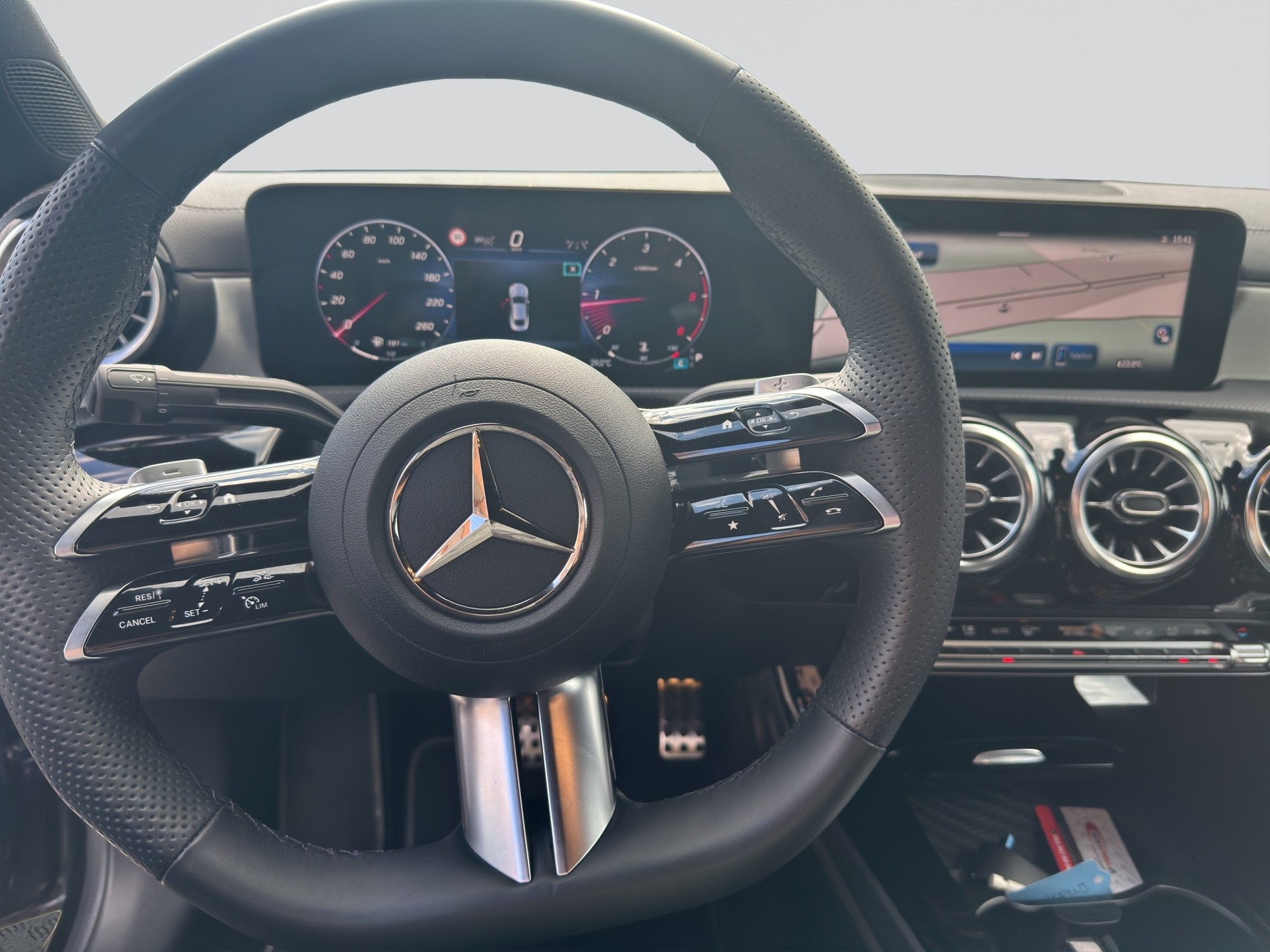 MERCEDES-BENZ CLA 200 d AMG Line Night 8G-DCT-image-9