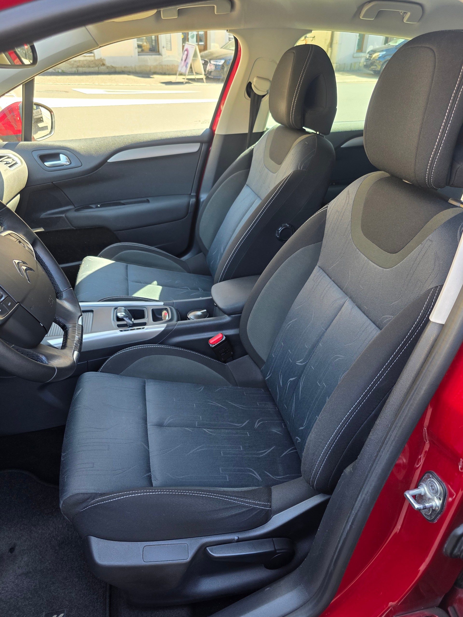 CITROEN C4 Berline 1.6 e-HDi Séduction EGS6-image-8