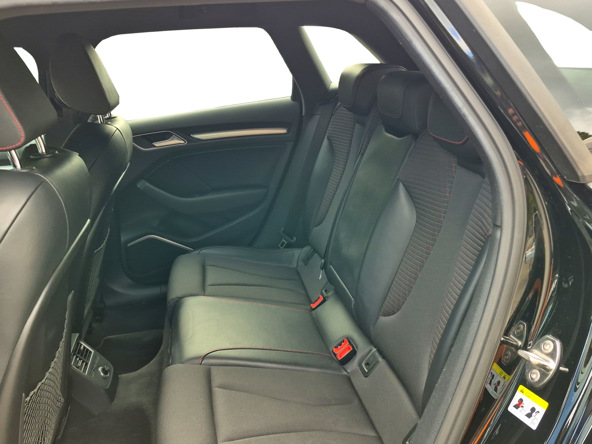 AUDI S3 Sportback 2.0 TFSI quattro S-tronic *Massage / B&O Sound / Paket Infotainment*-image-12
