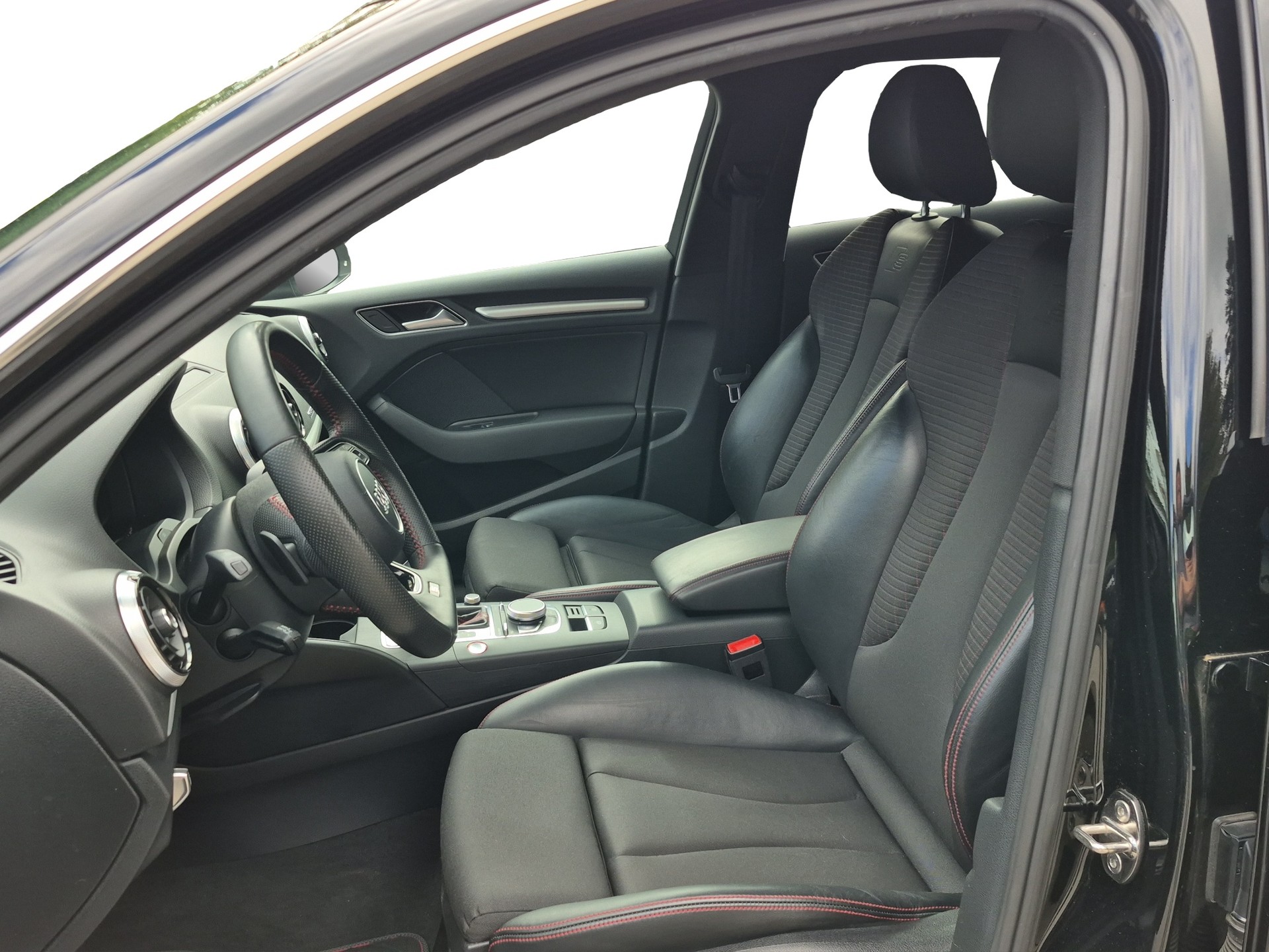 AUDI S3 Sportback 2.0 TFSI quattro S-tronic *Massage / B&O Sound / Paket Infotainment*-image-11