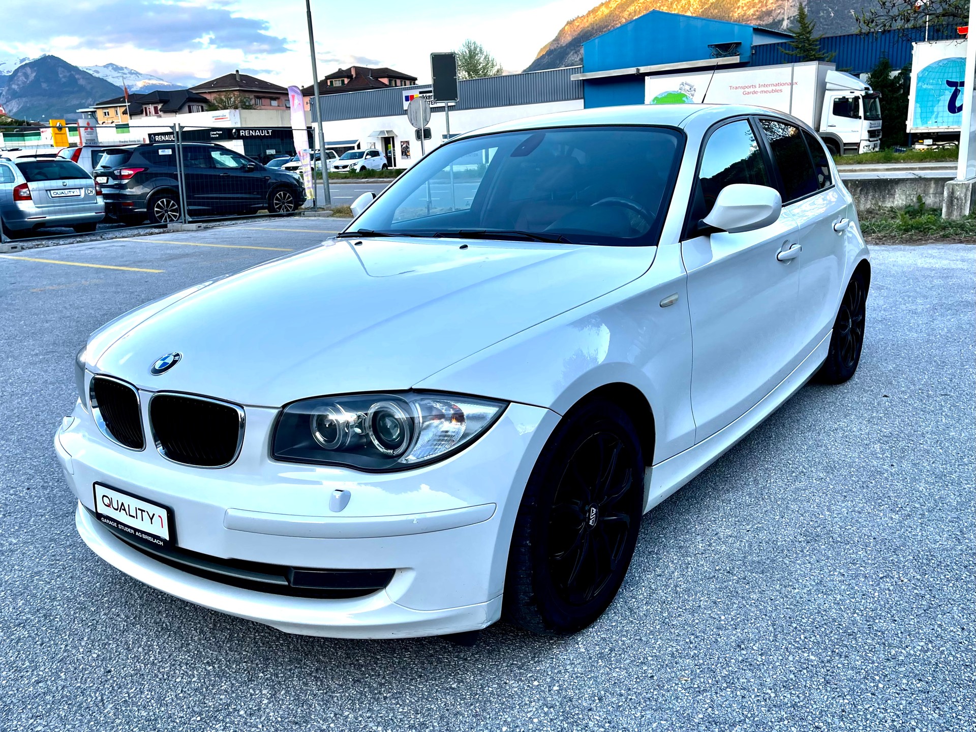 BMW 116i-showroom-element-1