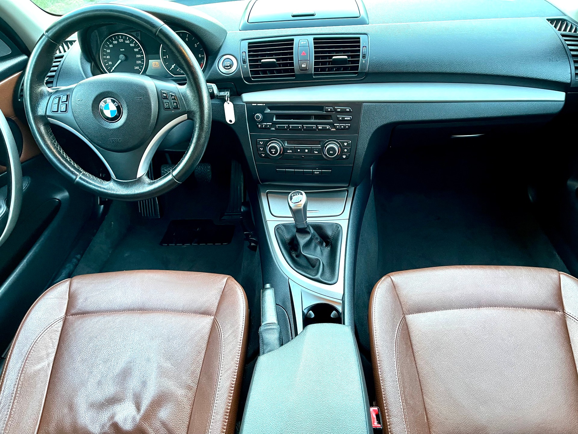 BMW 116i-showroom-element-2