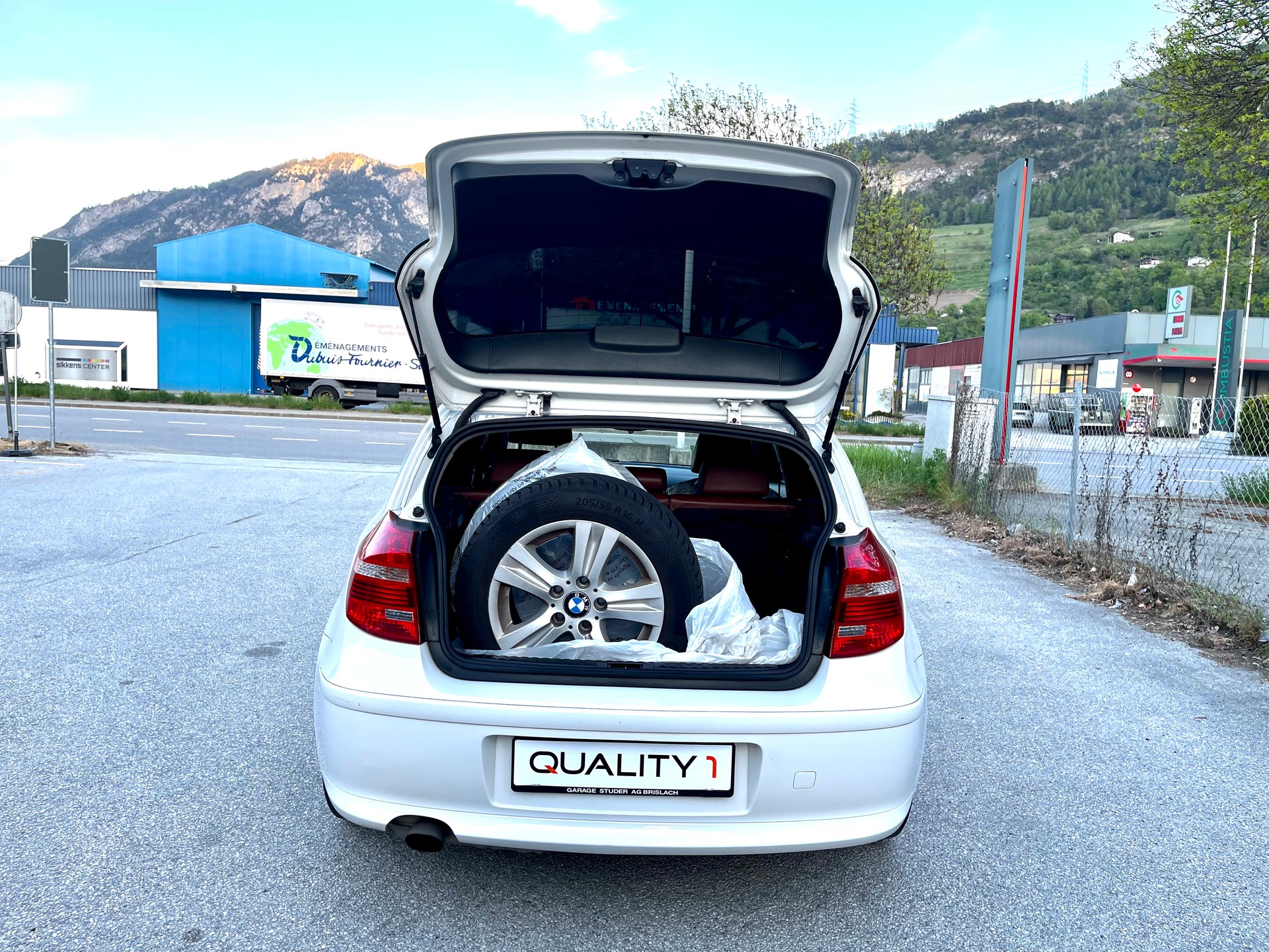 BMW 116i-showroom-element-3