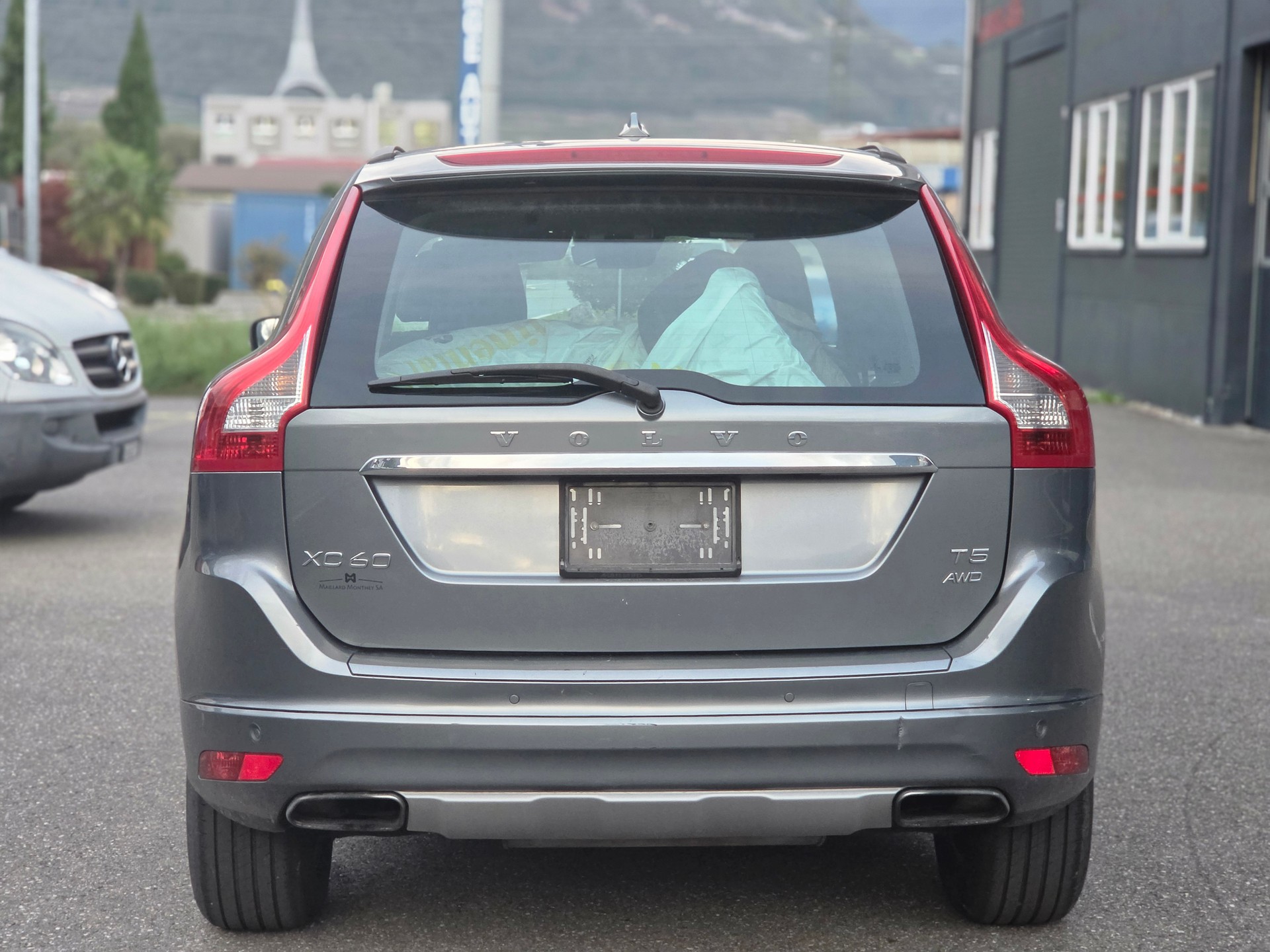 VOLVO XC60 T5 AWD Momentum R-Design Geartronic-image-3