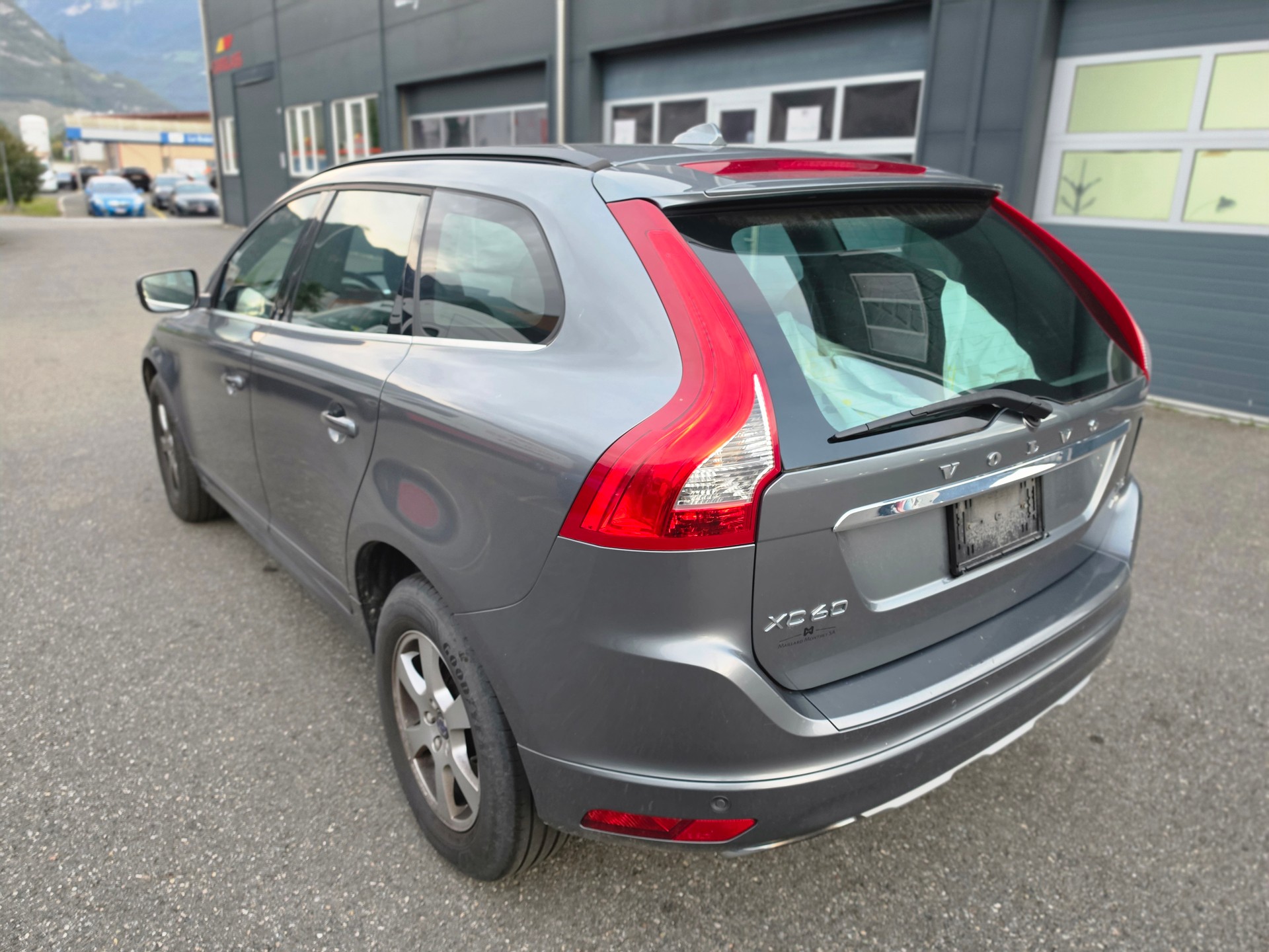VOLVO XC60 T5 AWD Momentum R-Design Geartronic-image-5