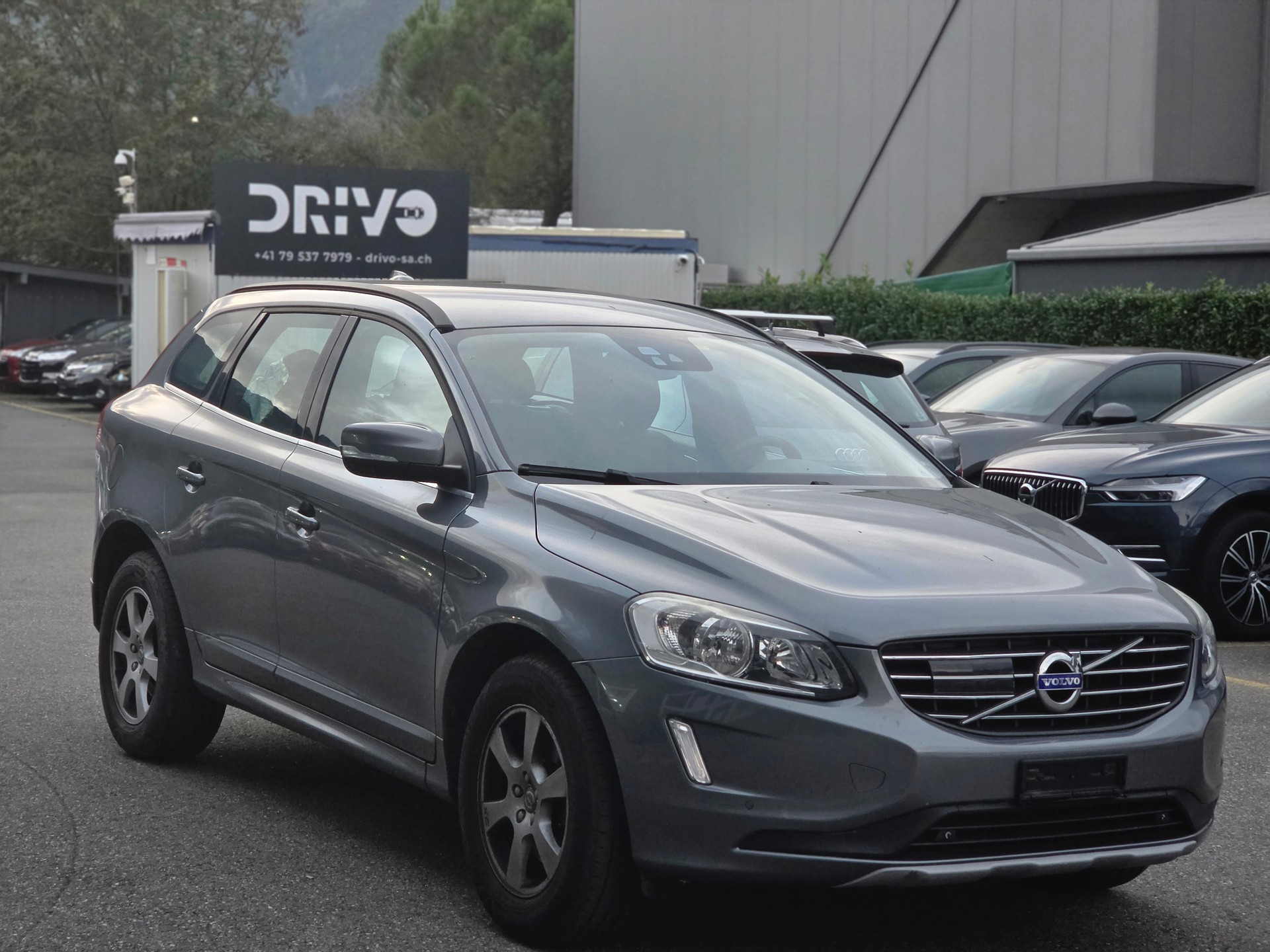 VOLVO XC60 T5 AWD Momentum R-Design Geartronic-image-0