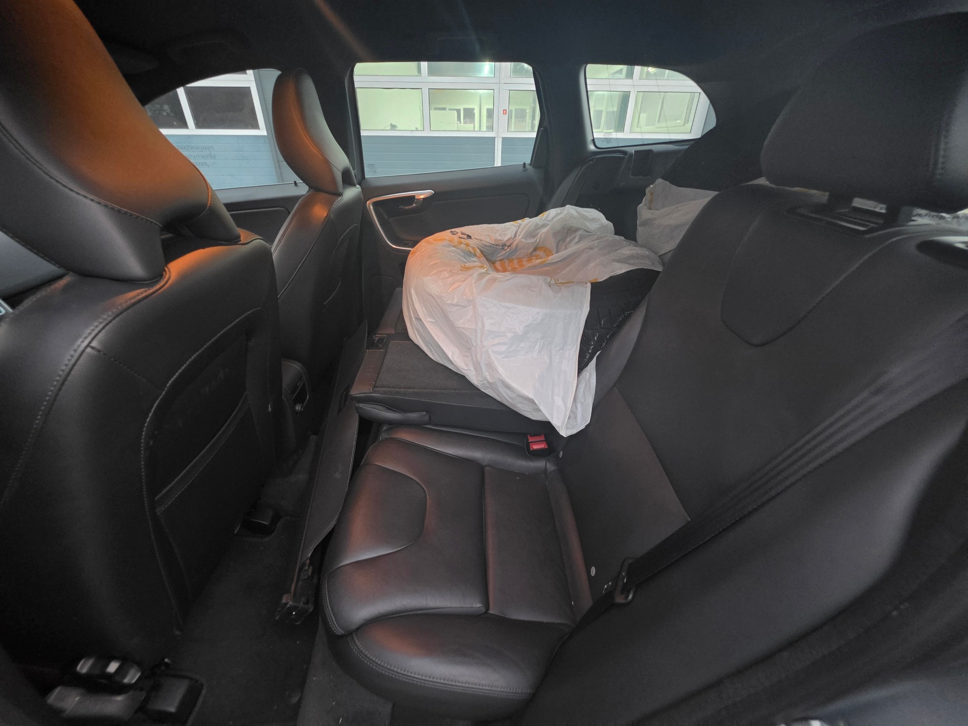 VOLVO XC60 T5 AWD Momentum R-Design Geartronic-image-7