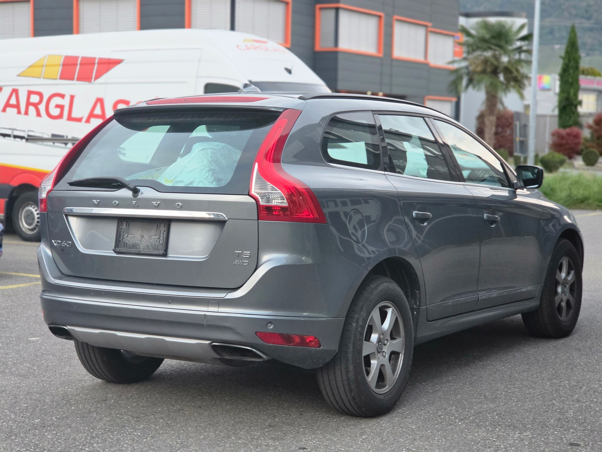 VOLVO XC60 T5 AWD Momentum R-Design Geartronic-image-4