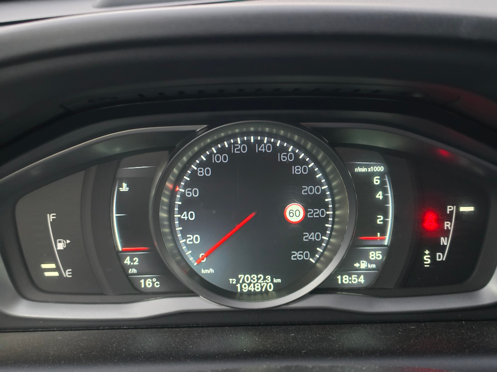 VOLVO XC60 T5 AWD Momentum R-Design Geartronic-image-10