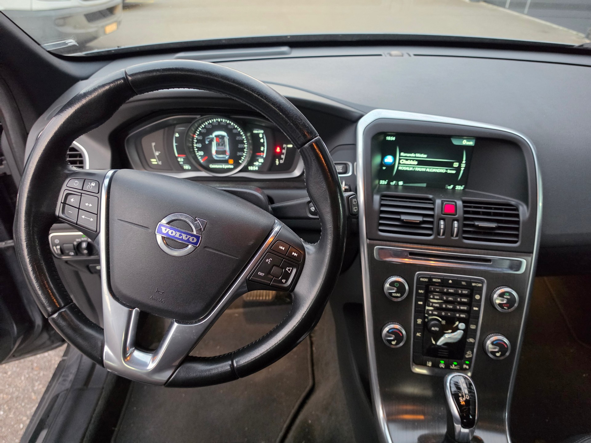 VOLVO XC60 T5 AWD Momentum R-Design Geartronic-image-9
