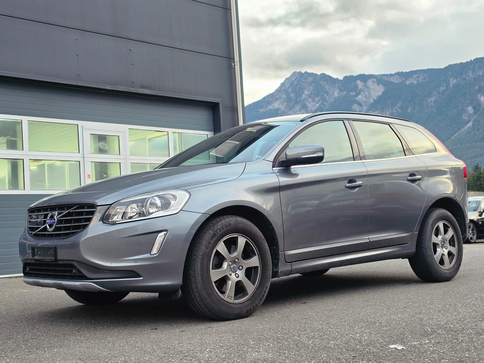 VOLVO XC60 T5 AWD Momentum R-Design Geartronic-image-2