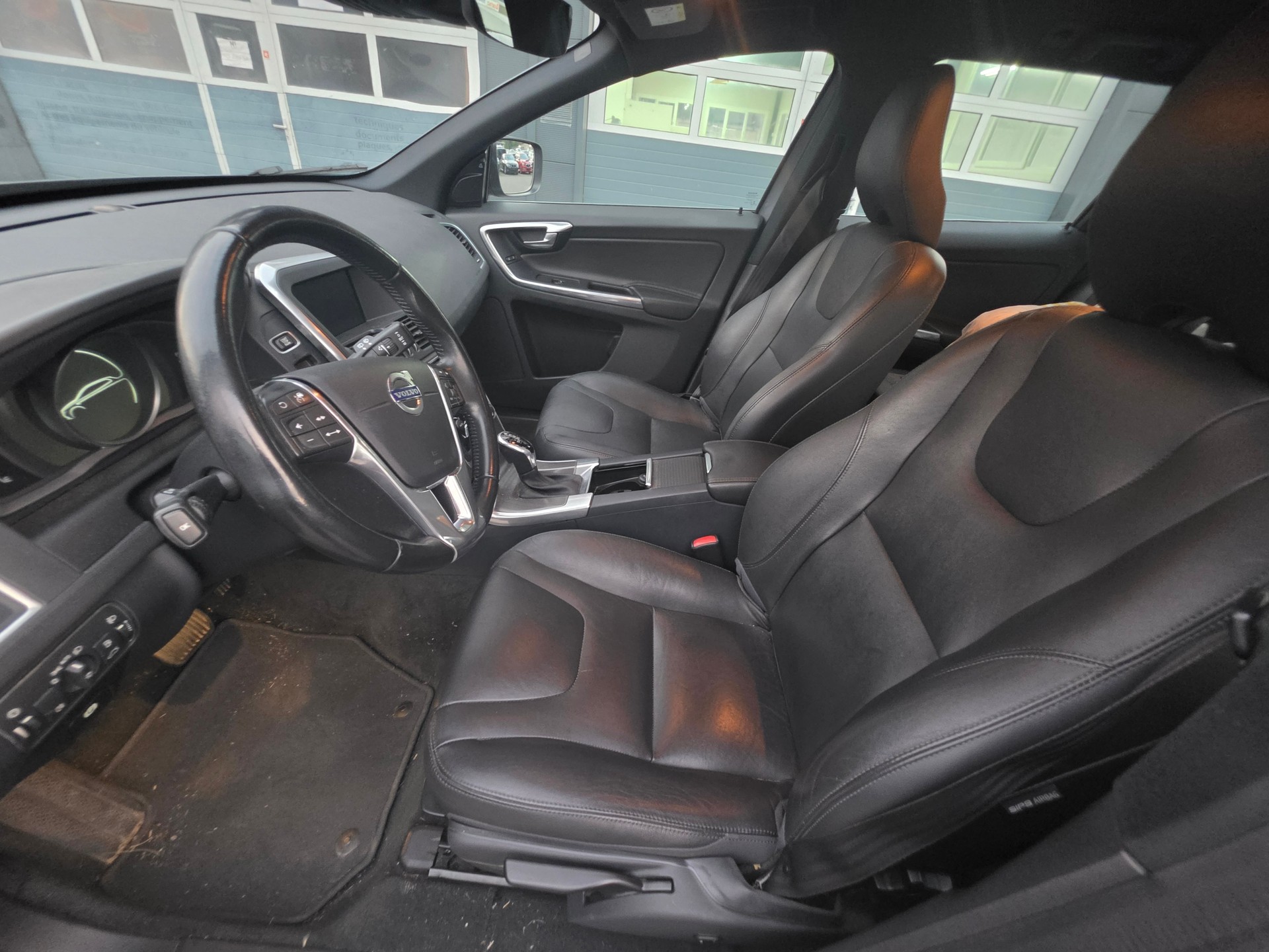 VOLVO XC60 T5 AWD Momentum R-Design Geartronic-image-8