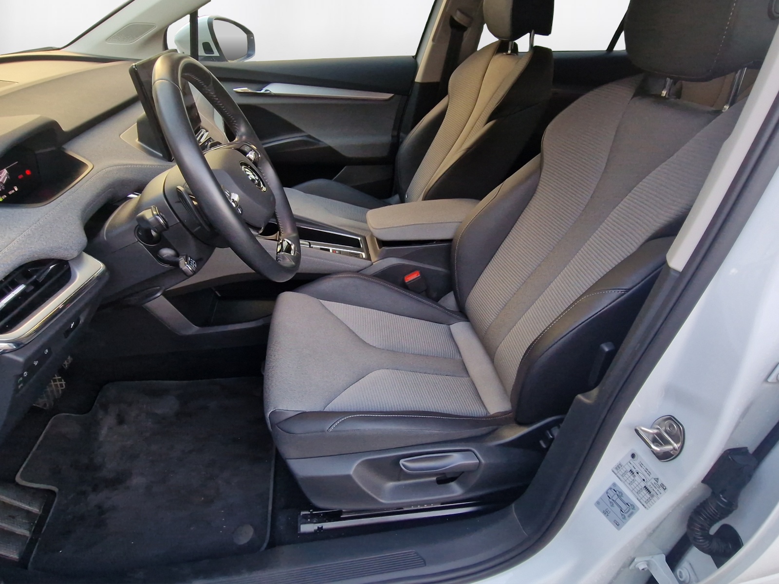 SKODA Enyaq iV 60-image-9