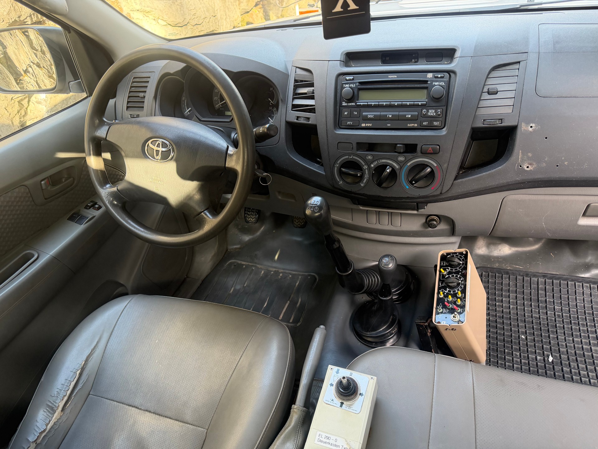 TOYOTA Hilux 4x4 SingleCab LineaTerra-image-9