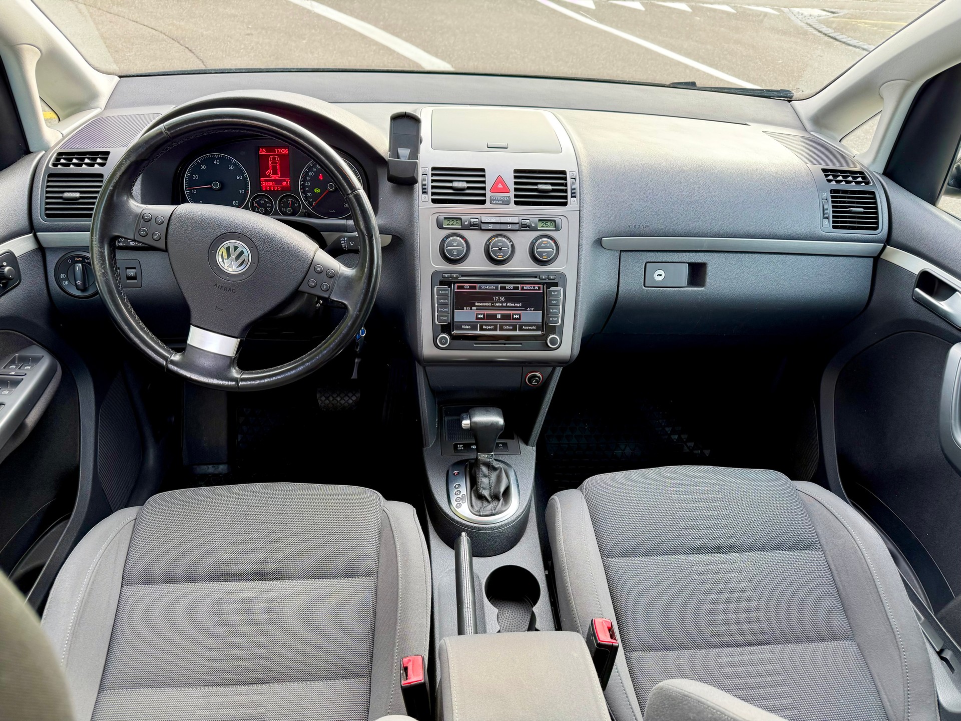 VW Touran 1.4 TSI Highline DSG-image-1