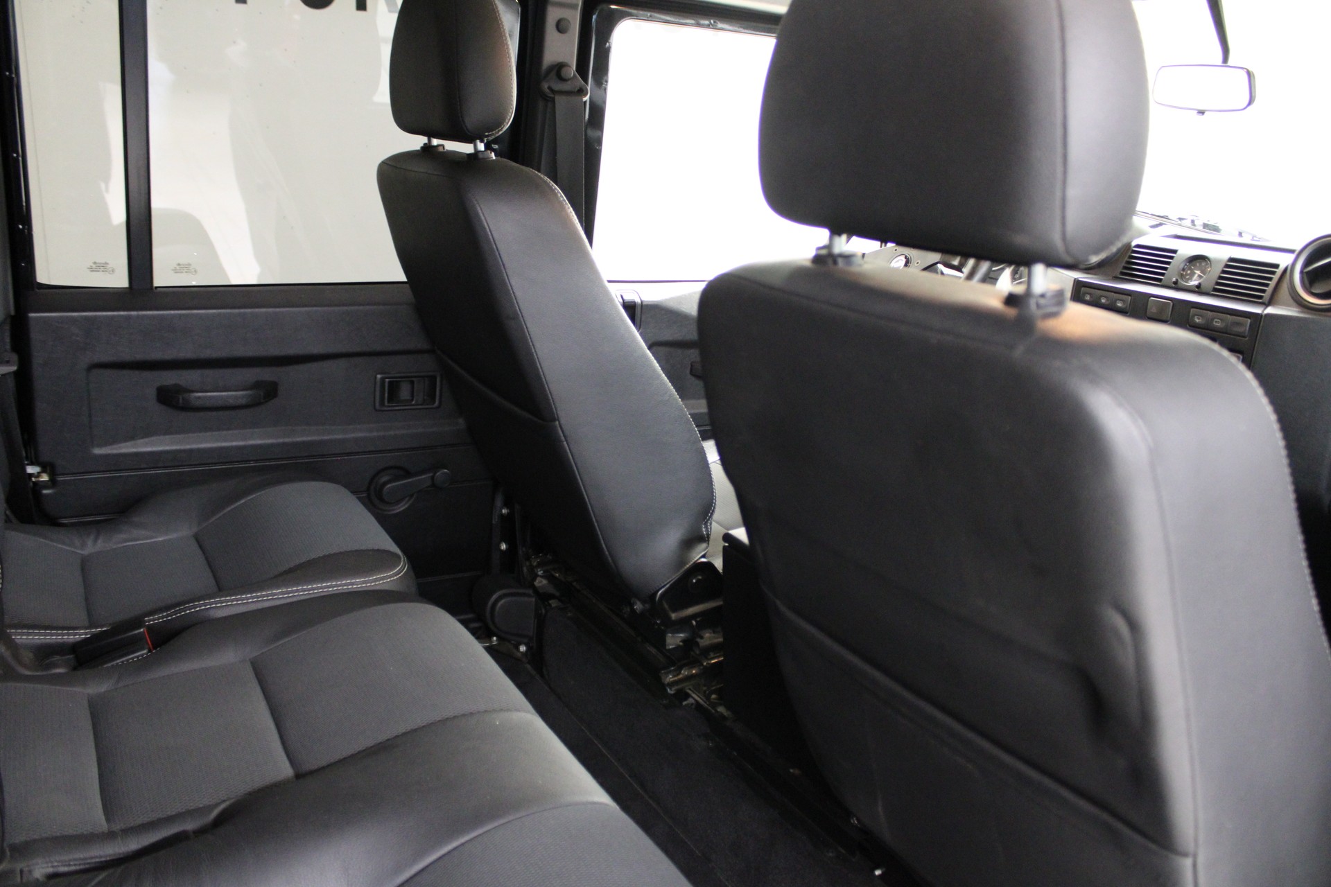 LAND ROVER Defender 110 2.4 Td4 Station Wagon-image-7
