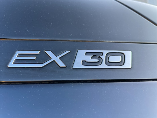 VOLVO EX30 E60 69kWh Twin Plus-image-13